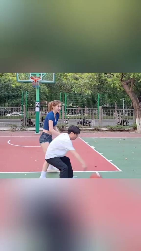 集夢會長背打一米8的女生，這是真打球??！