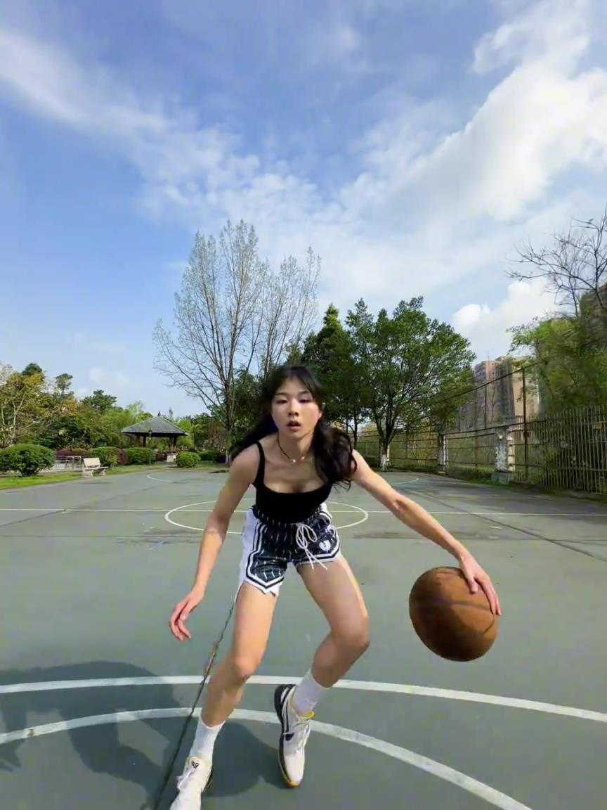 看著有點實力，敢背打我不？